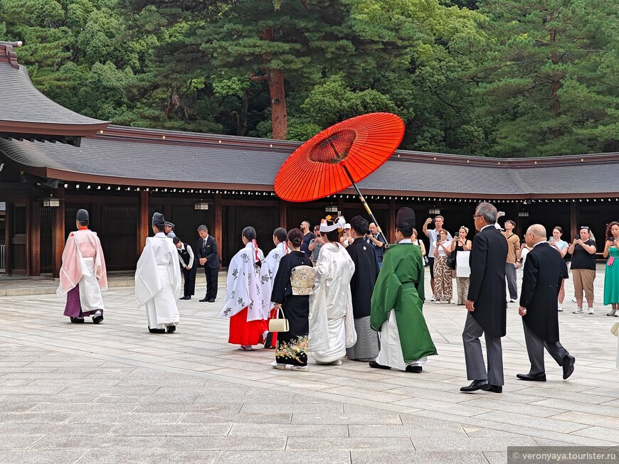 На территории комплекса расположен мемориальный зал, в котором проводятся синтоистские свадебные церемонии. В выходные шансы увидеть традиционную праздничную процессиию особенно высоки © Вера, veronyaya.tourister.ru