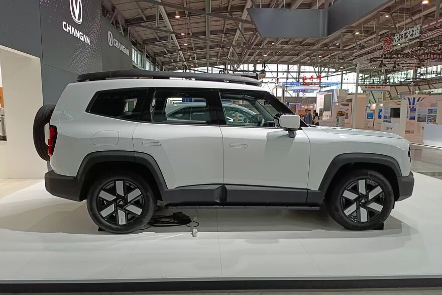 Новый внедорожник российской сборки готовится к выходу на рынок. Что это за модель?Источник иллюстрации - Changan, Михаил Калинин (kolesa.ru)