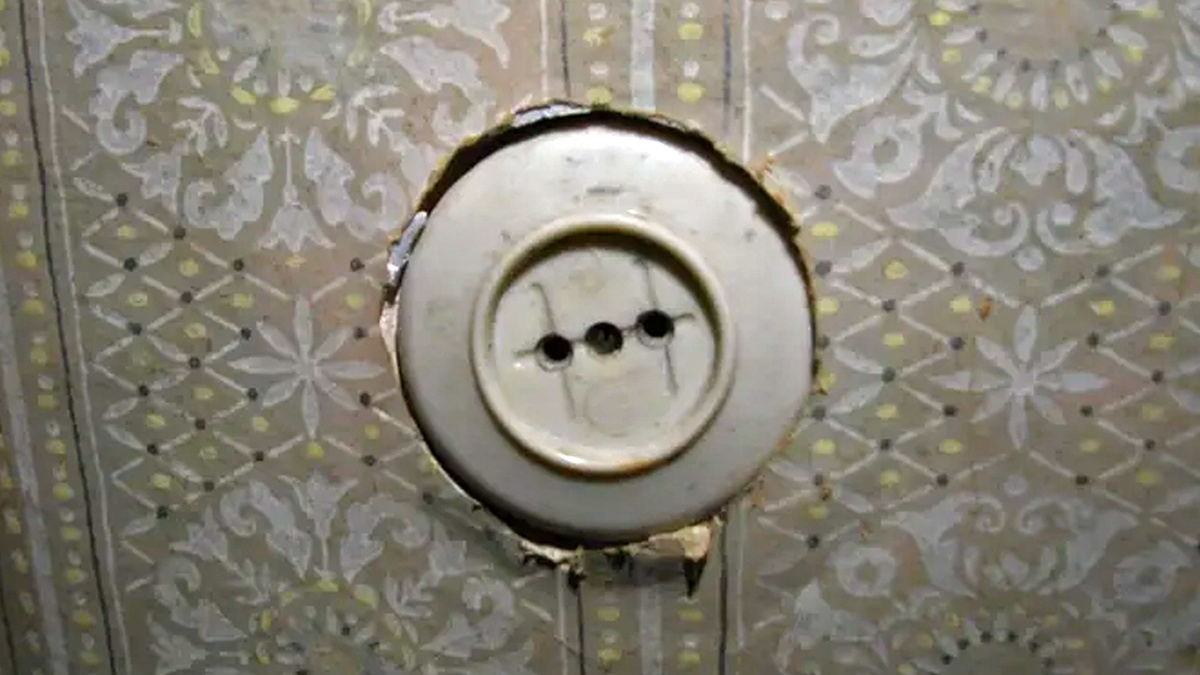 В СССР розетки были на уровне пояса, а сейчас внизу. Почему так?