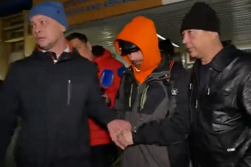    Михаил Пичугин (в центре). Кадр: Телекомпания АТВ / YouTube