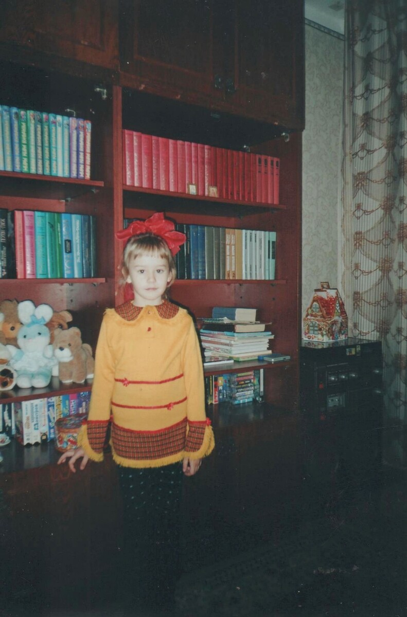 Фото из архива автора. Книжные шкафы уже без стекол, 2004 г.