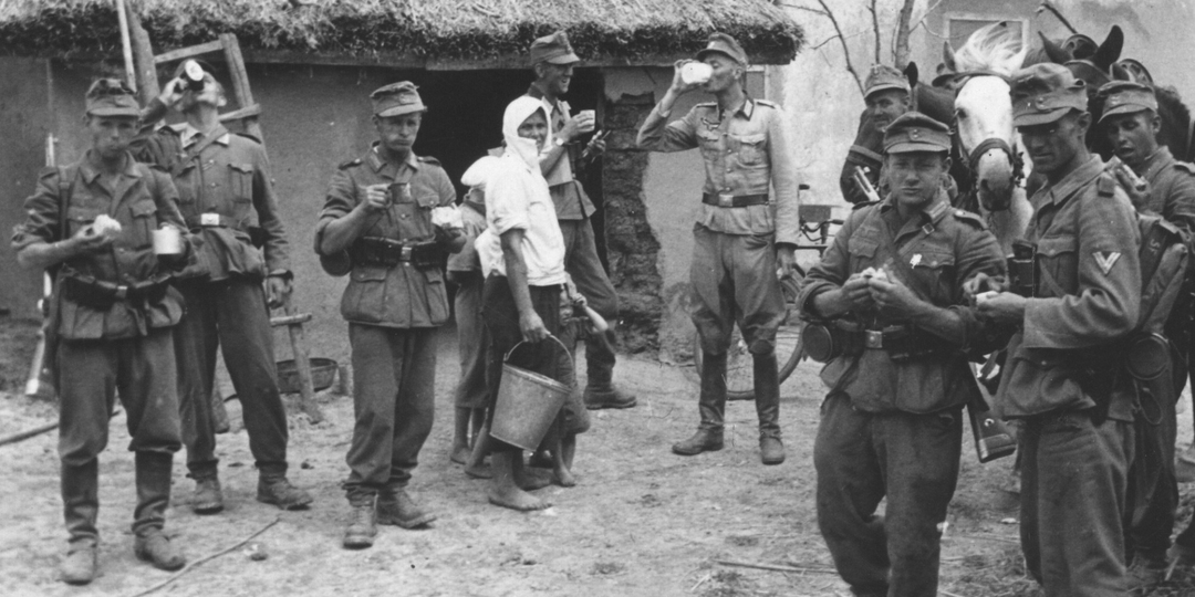 8 откормленных немцев вломились в русскую хату хозяевами: к утру все здоровенные мужики сдались «безграмотной бабе» без единого выстрела