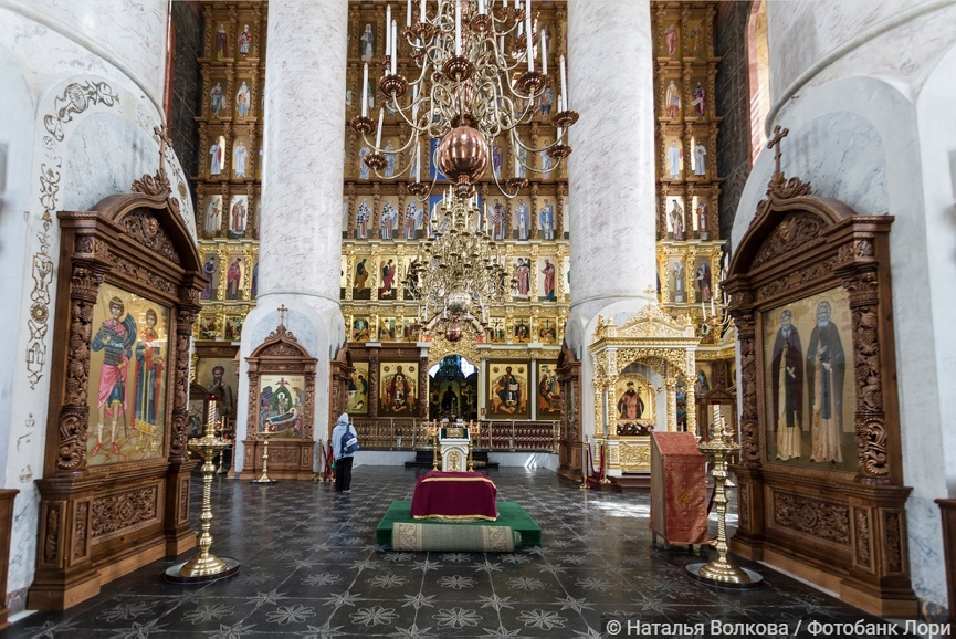 Интерьер верхнего храма Успенского собора с восьмиярусным иконостасом 