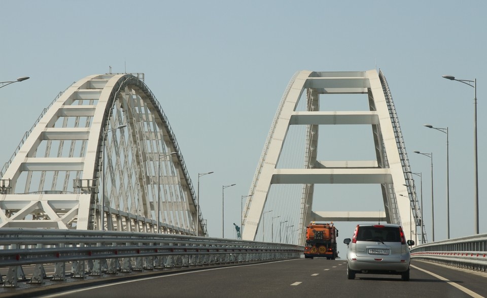    Движение авто по Крымскому мосту возобновилось после кратковременного перекрытия. Антон ПИКУС