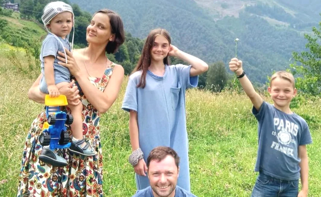 на фото Илья Носков и Полина Васильева с детьми