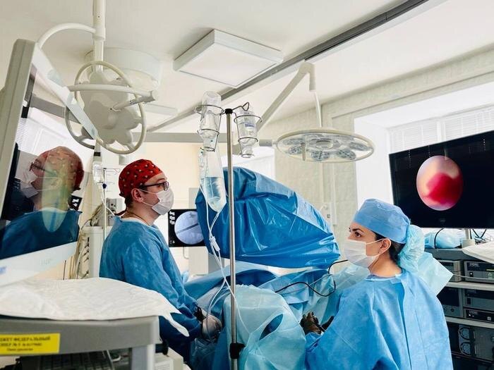 Операция по удалению стента у женщины во Владивостоке. Обложка © Telegram / Тысячекоечная больница г. Владивосток