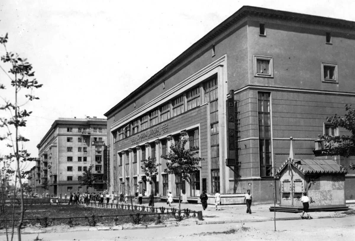 Мейеровский проезд (ныне — проспект Буденного), 21. Вид на главный фасад. Фотография 1946 г. Источник: pastvu.com