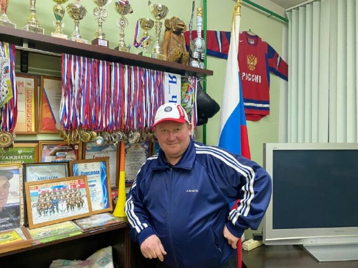 30 января, Кудымкар, стадион «Парма», кабинет Федерации футбола и хоккея Кудымкара. Игорь Лапин потерял свою «рабочую» кепку, в которой ходит на стадионе. Поэтому нашёл бейсболку с гербом РФ: «Для фото пойдёт», – решил он. Фото: Константин Седегов, «ПН»