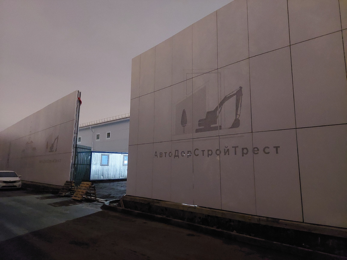 Стена напротив Коломенского.