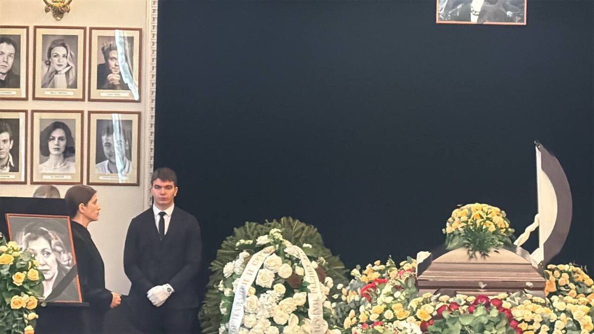    Гроб с телом Ольги Чиповской установили на сцене театраФото VOICE