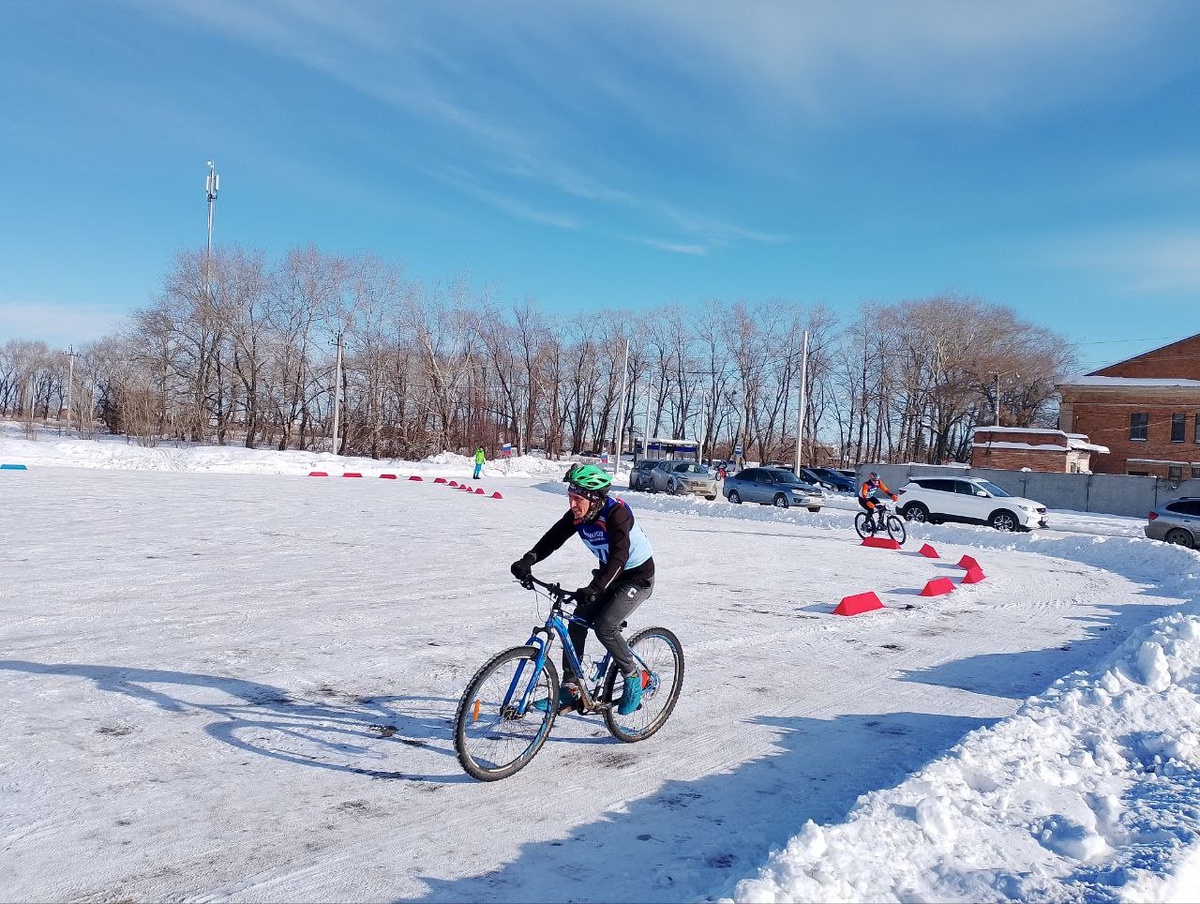 вот таких три маленьких кружочка + 2 больших