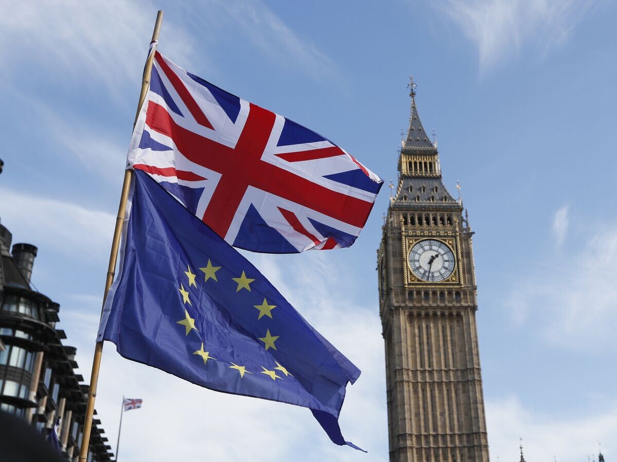    Флаги Евросоюза и Великобритании на фоне часовой башни Вестминстерского дворца в Лондоне | © AP Photo / Kirsty Wigglesworth