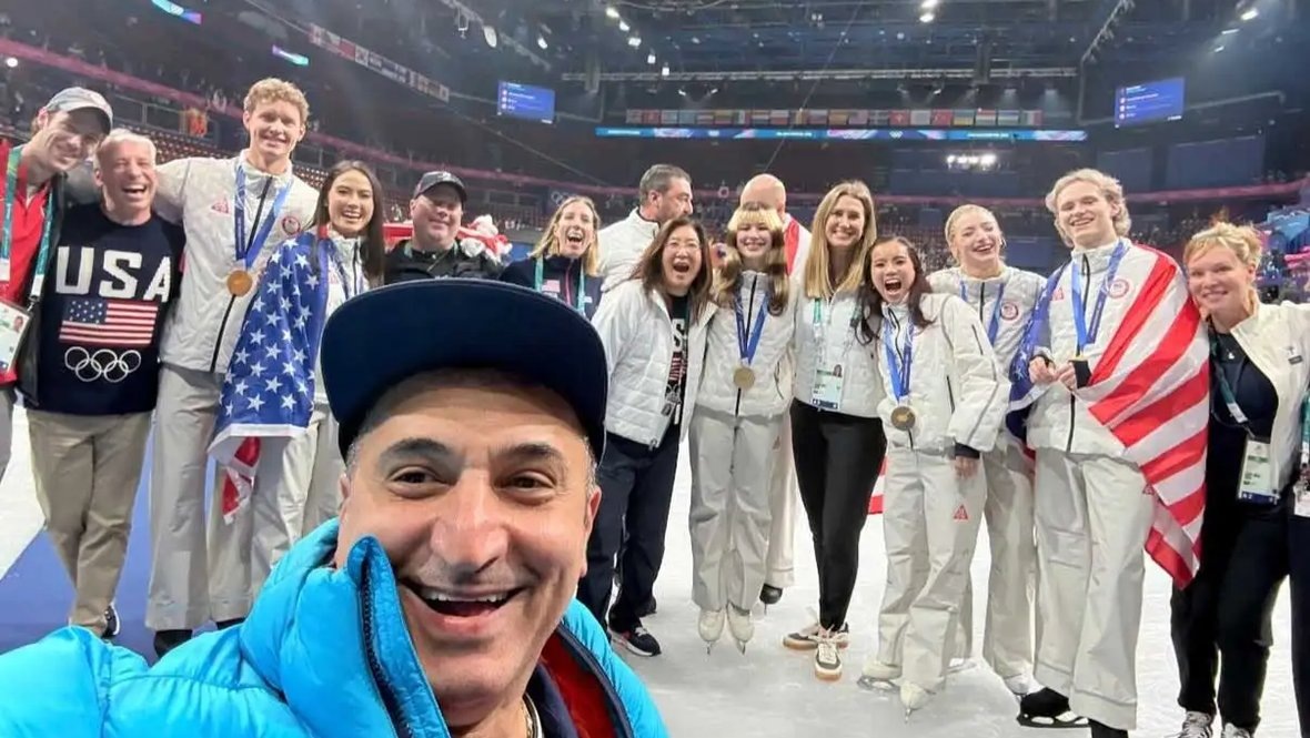    Ари Закарян с фигуристами сборной США. соцсети