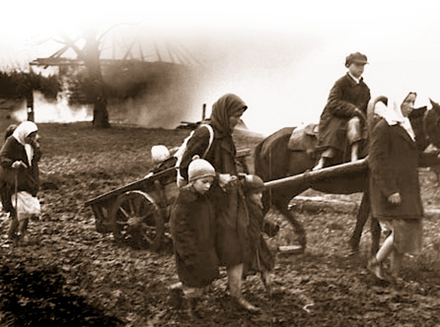 Покидая деревню.1942 год. Фото М.Трахмана