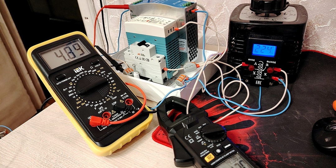 Как устроены промышленные блоки питания: разборка и тестирование