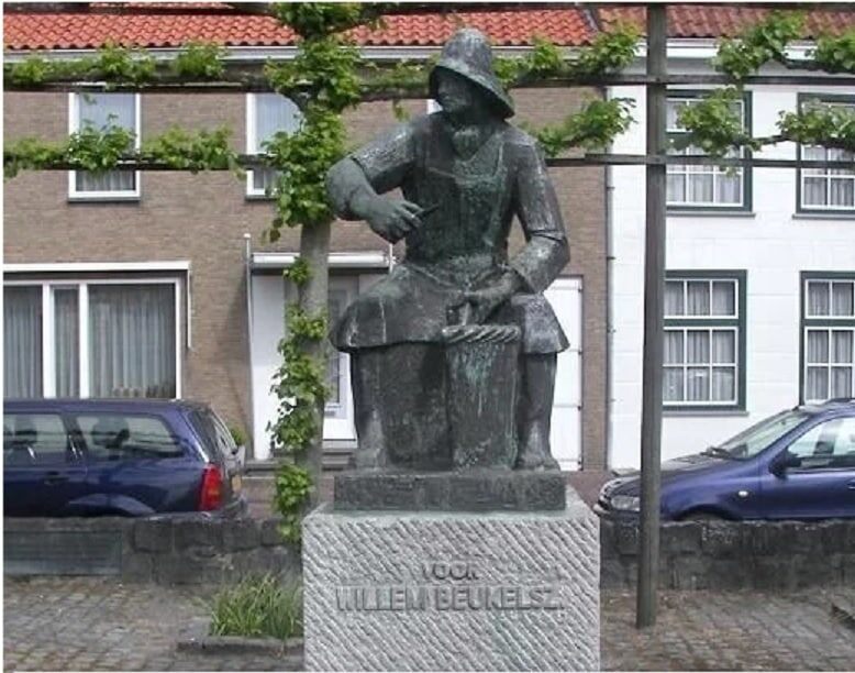 В городке Биерфлит в Нидерландах находится памятник рыбаку Виллему Бейкельсу