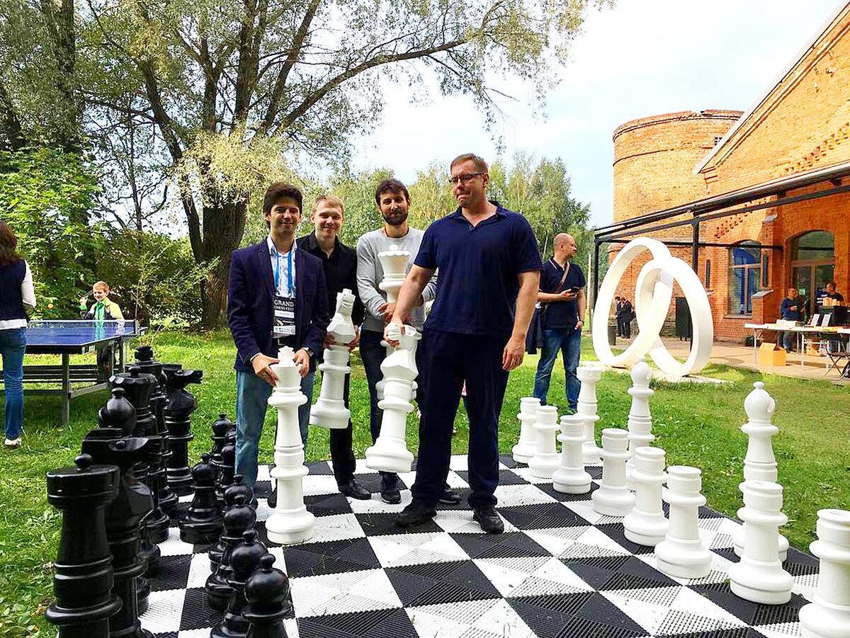 Ваш покорный слуга на переднем плане (в очках) держит крупногабаритного белого коня. В тот день я победил в Grand Chess Tournament, организованном Яном Непомнящим, став чемпионом Питера по блицу среди любителей.