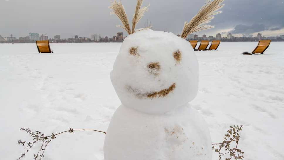 Снеговик на Петровской набережной в Воронеж в зимний период 2026 года.📷Фото: Егор Снетков / Коммерсантъ