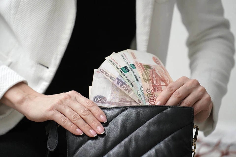    Главное новшество заключается в том, что теперь работодатели обязаны включать в расчет абсолютно все выплаты, связанные с трудовой деятельностью Светлана МАКОВЕЕВА
