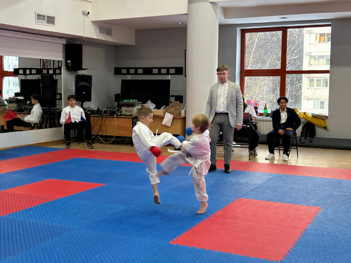 Фото автора. Коля в спарринге со своим другом и сыном нашего сэнсэя. Нешуточная борьба :)