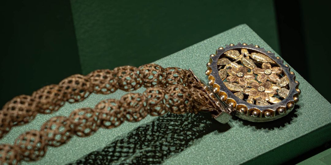 Локон в медальоне: украшения из волос XIX века