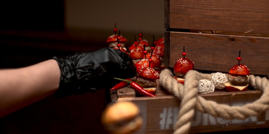 Кейтеринг на 23 февраля — праздник с характером для мужчин