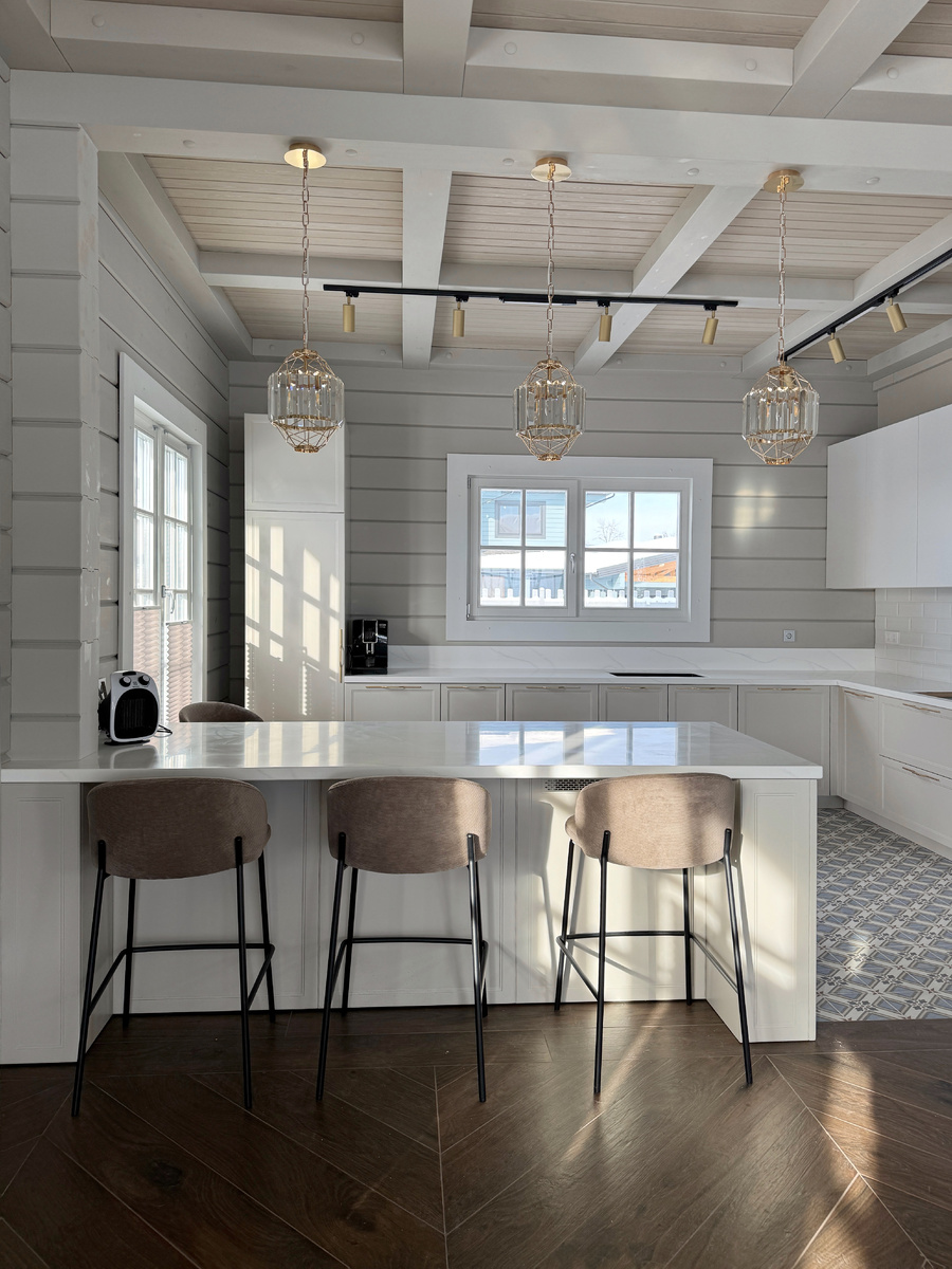 Сердцем дома всегда является кухня, а на этой кухне еще и остров с барными стульями