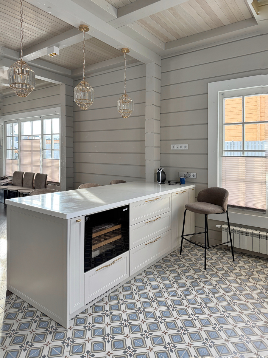 В острове организовано хранение и винный шкаф