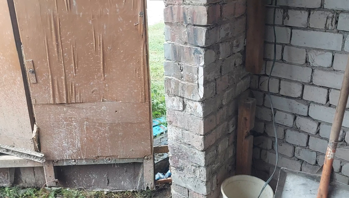 Изначально я выбрал одну наиболе ровную сторону и все размеры отмерял от неё, поэтому одна сторона осталась не тронутой