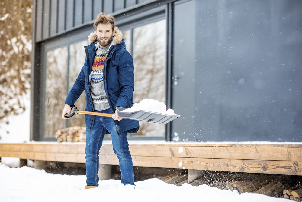    Для небольшого участка иногда достаточно лопаты вместо снегоуборщика. / Фото: iStock
