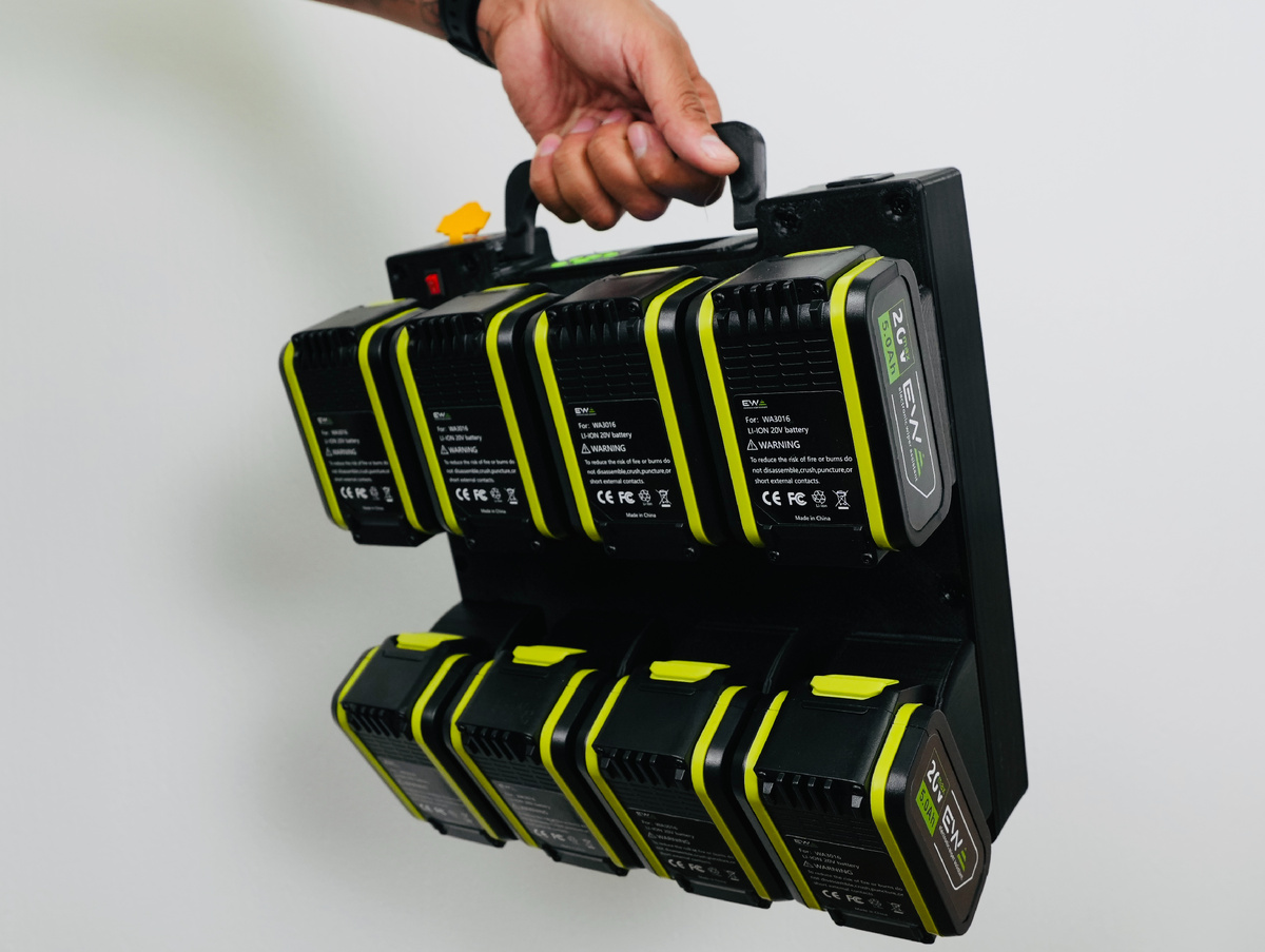 Портативное зарядное устройство ЕВА на 8 аккумуляторов