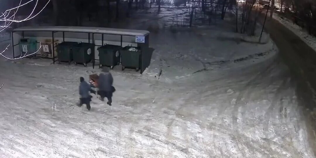 Вынесшего мусор на тележке мужчину наказали в Актобе (ВИДЕО)