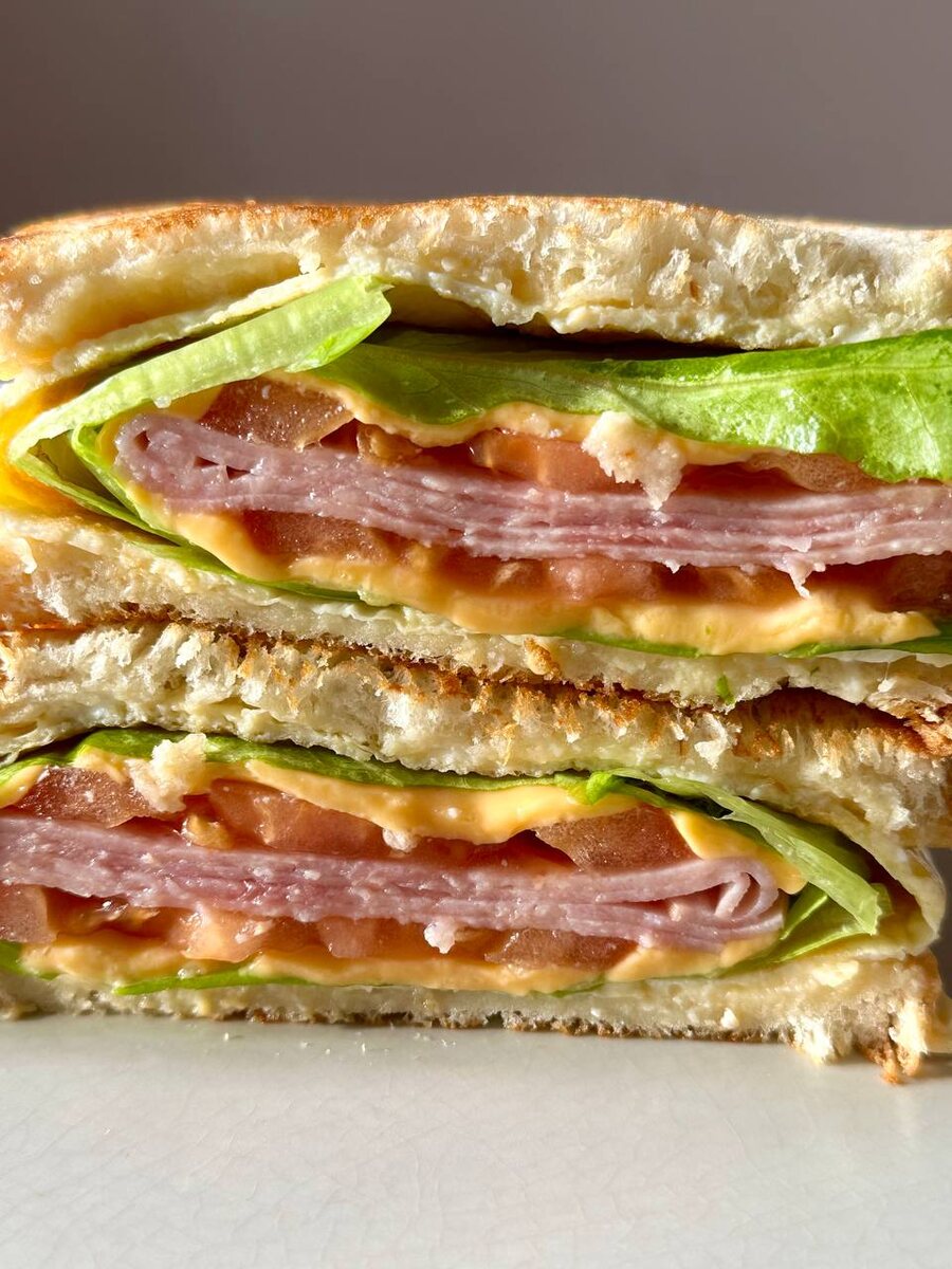 Сэндвич с яйцом, ветчиной, сыром и помидором