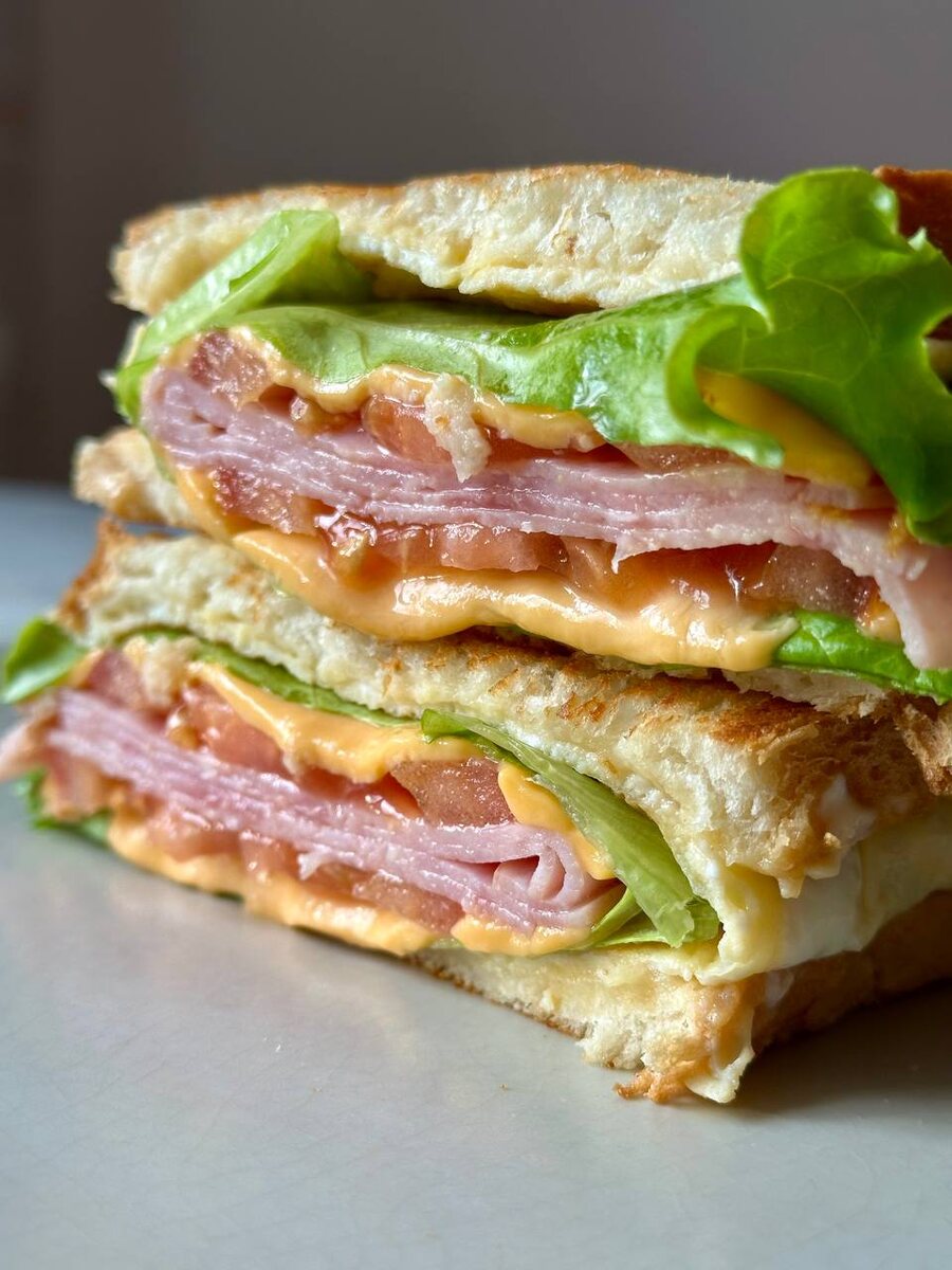 Сэндвич с яйцом, ветчиной, сыром и помидором