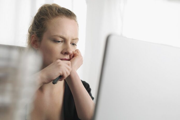    В 2034 году нейро-кредитный рейтинг, основанный на анализе образа жизни, станет ключевым фактором при определении размера заработной платы и условий ипотечного кредитования.