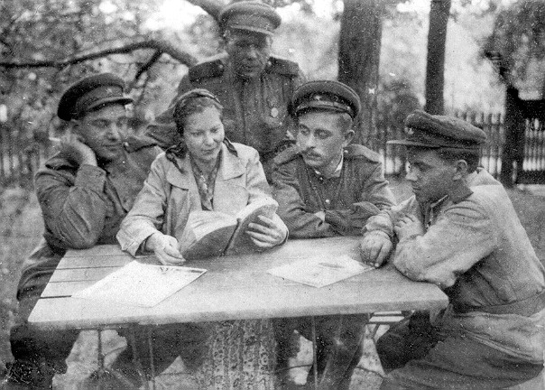  Соколова с солдатами, 1945 г. Одна из фронтовых газет. 