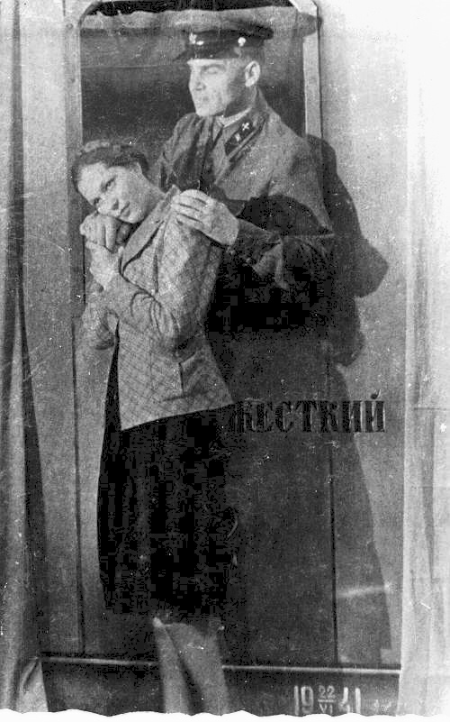 Злата Соколова на сцене
 «Ястребка» (из газеты «Вечерняя Москва», 1942 г.)
