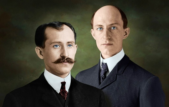 Орвилл (слева) и Уилбур (справа) Райт