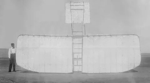 Орвилл Райт с планером недалеко от Китти-Хоук в 1901 году.