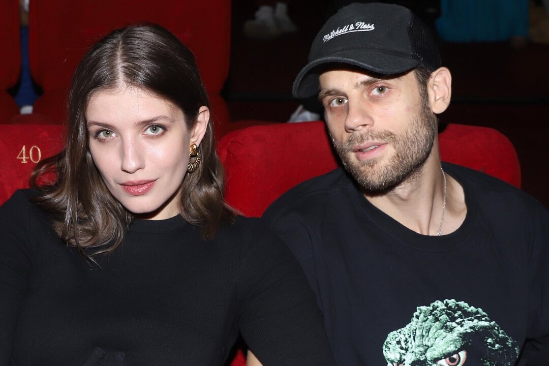     Бывший муж Анны Чиповской обнял ее у гроба мамы: видео