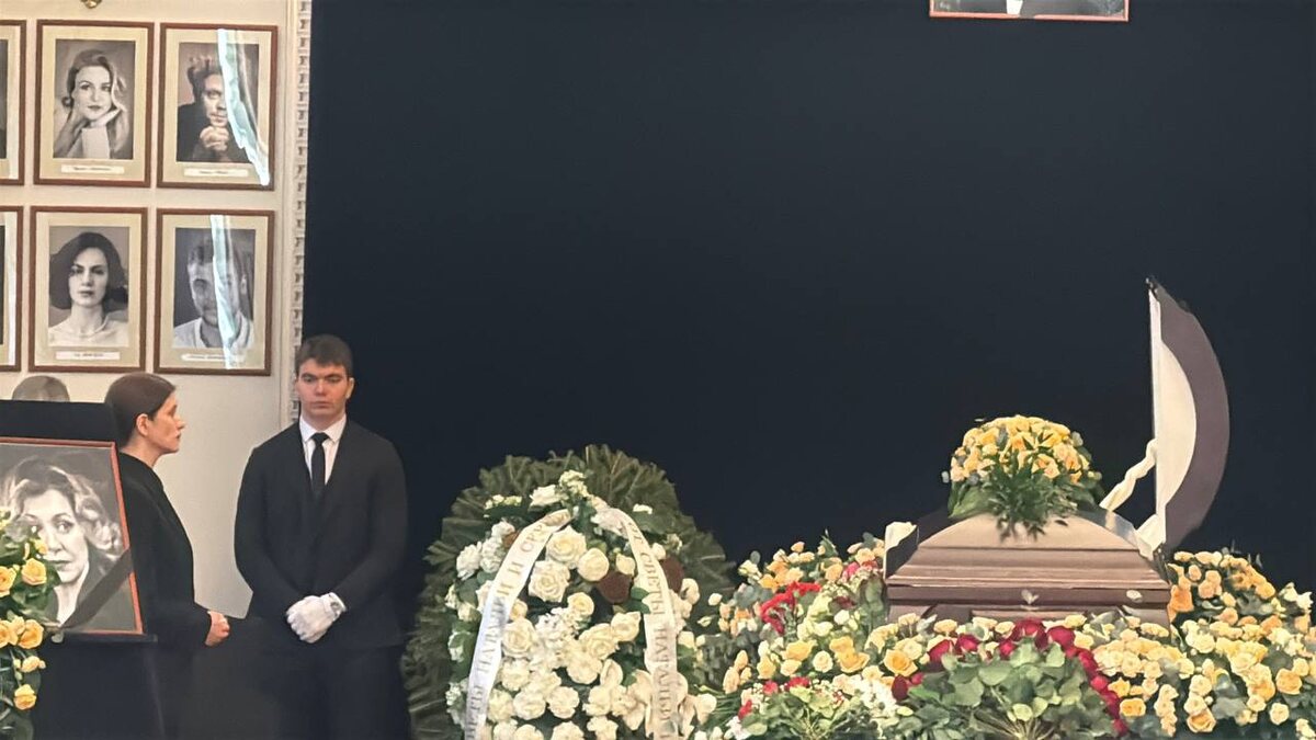    Анна Чиповская у гроба мамыФото VOICE