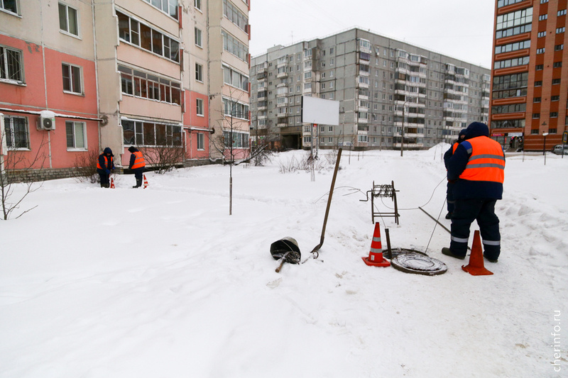    За месяц сотрудники "Водоканала" устраняют в городской канализации до 200 засоров, в день - в среднем пять