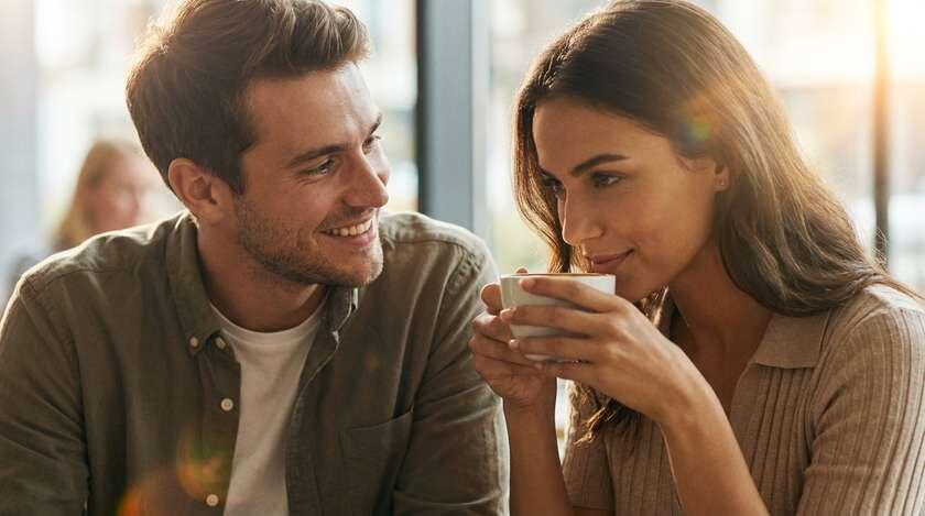 Его взгляд, поза и улыбка выдают больше, чем любая фраза. Учимся считывать скрытые сигналы симпатии.