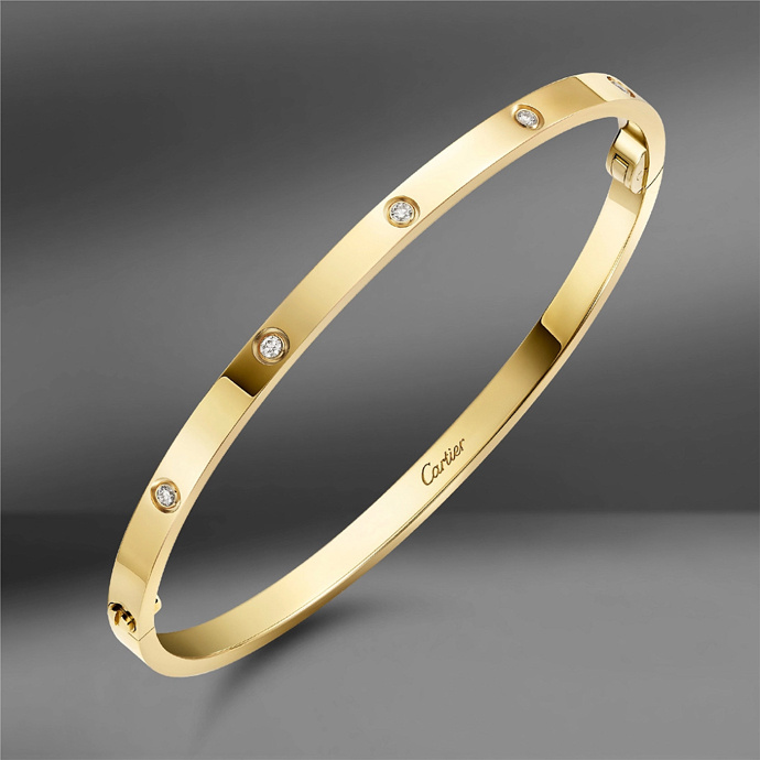 Золотой браслет Cartier Love с бриллиантами стоимостью 1 042 200 рублей