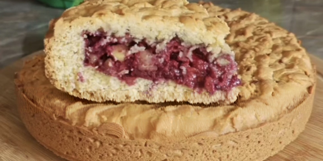 Песочный пирог с вишней и орехами