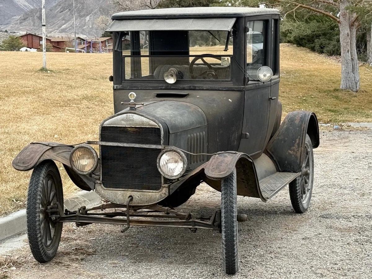    Model T выпускался до 1927 года, произведено более 15 млн экземпляров