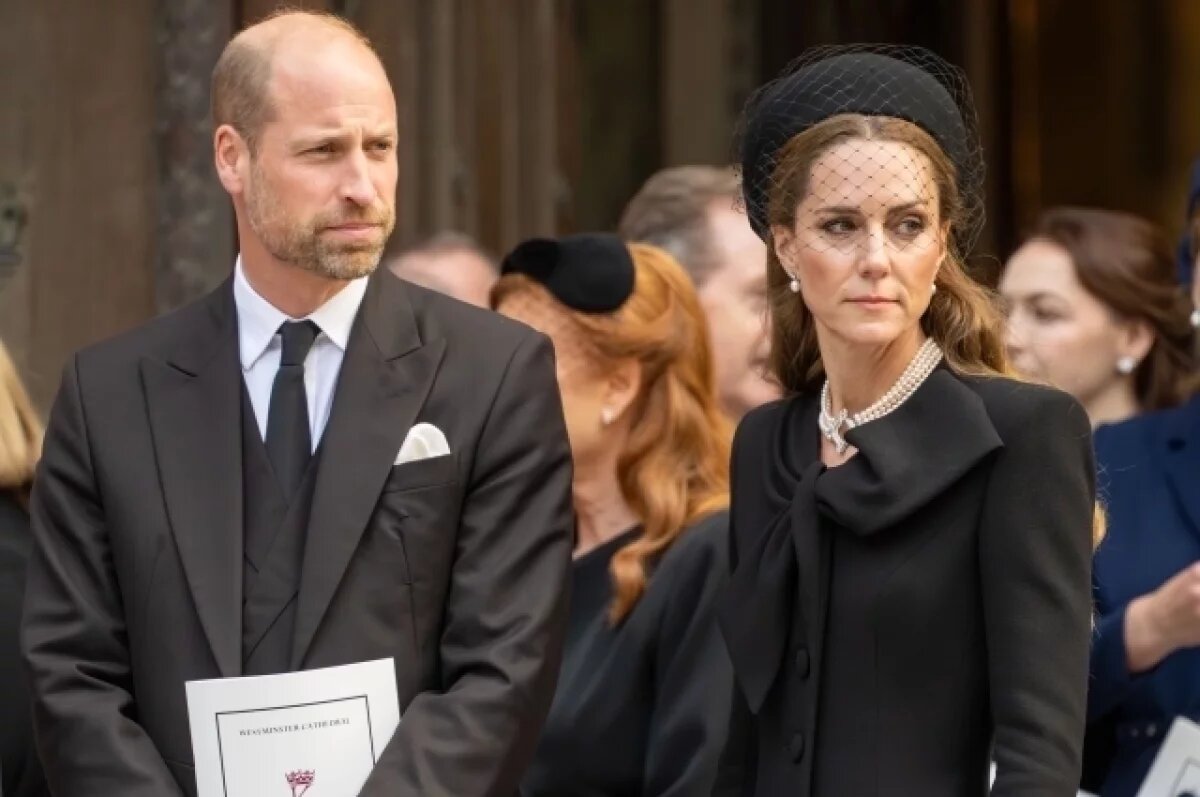    Королевская семья Британии нарушила молчание о связях Эндрю с Эпштейном