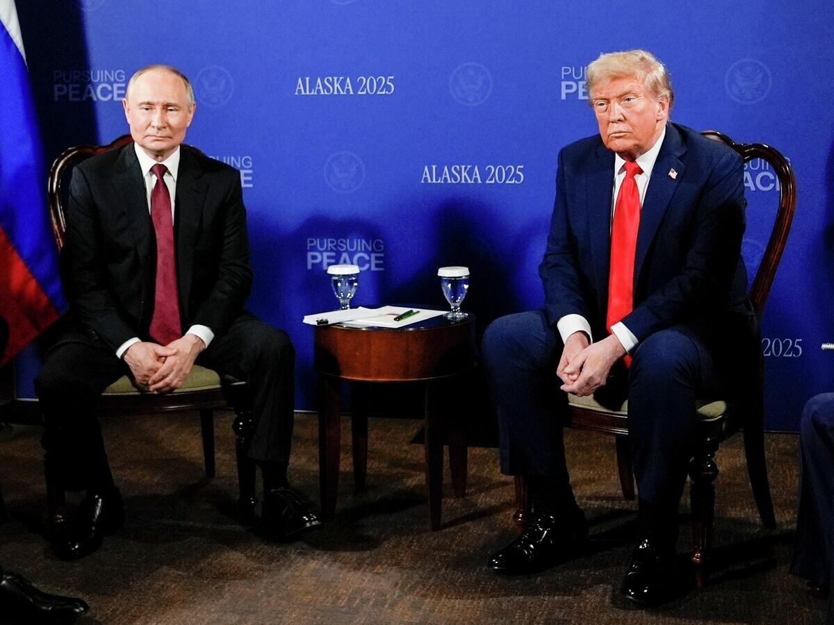    Президент России Владимир Путин и президент США Дональд Трамп во время встречи в Анкоридже, Аляска | © AP Photo / Julia Demaree Nikhinson