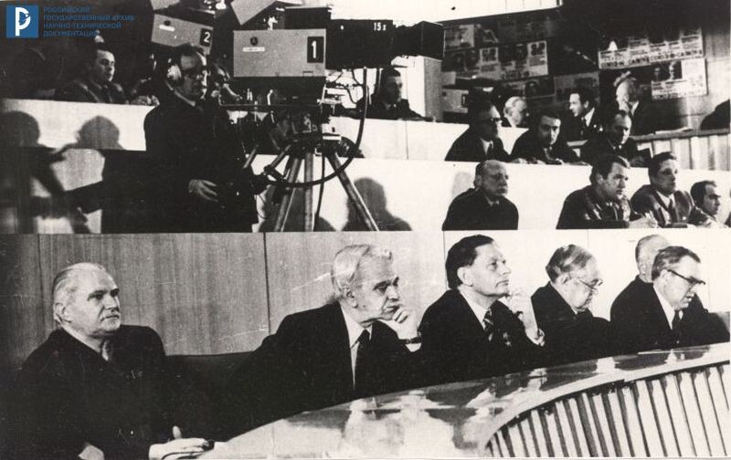 Л.В. Смирнов, Б.Н. Петров, М.В. Келдыш и В.П. Глушко в зале Центра управления полетами. РГАНТД. Ф. 211. Oп. 15-10. Д. 129. Л. 1