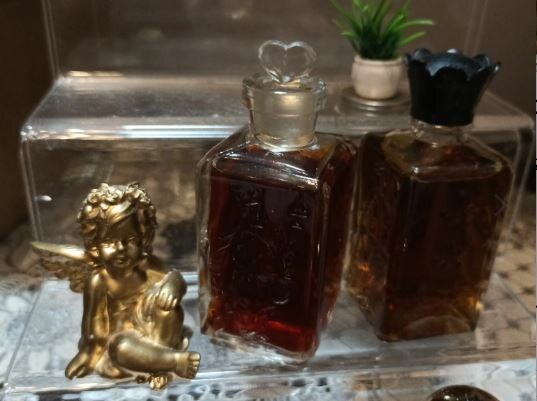 Флаконы духов "Пиковая дама"